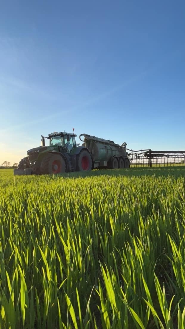 Traktor fra maskinstation i Sønderjylland på marken